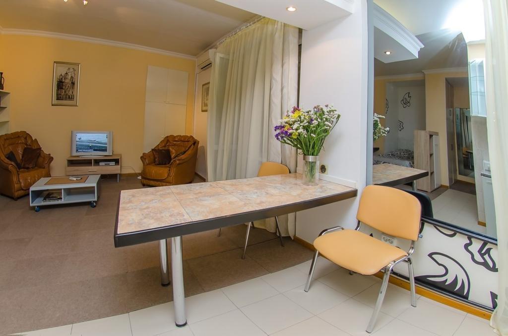 Apartment Triokhsviatytelskaya Street 3 كييف المظهر الخارجي الصورة